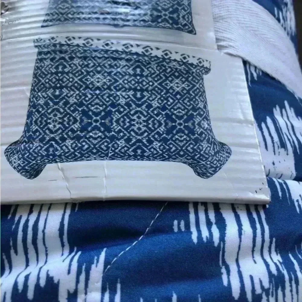 Kohl’s Big One Reversible Olivia Quilt Set w/2 Shams Blue geometric pattern F/Q